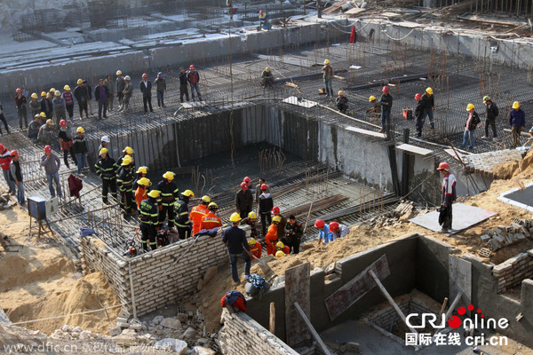 2015年1月24日，消防人员在厦门火车站南广场工地坍塌事故现场救援。图片来源：曾德猛/东方IC  　　