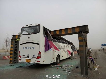 天津一旅游大巴与限高杆相撞 已致2死多伤(图)