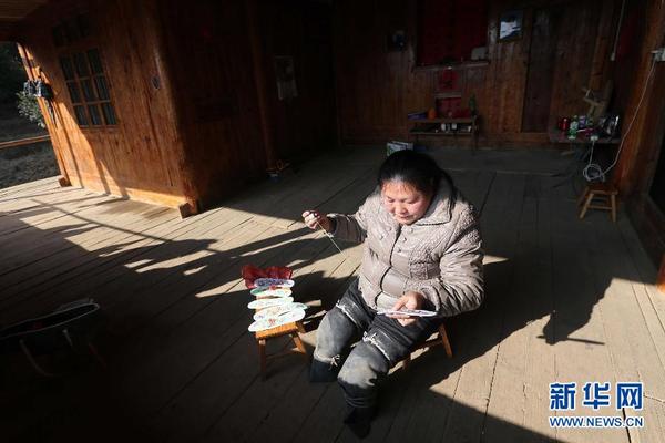 1月25日,胡凤莲在空闲时绣鞋垫。