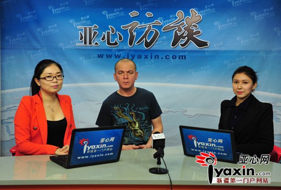 图为帕尔哈提做客亚心网,畅谈音乐之路。 亚心网记者 张磊摄