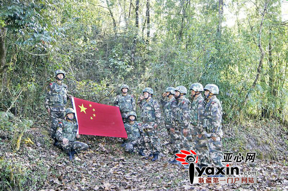 云南德宏边防支队苏典边境检查站官兵在执勤一线举行重温入警誓词宣誓仪式。