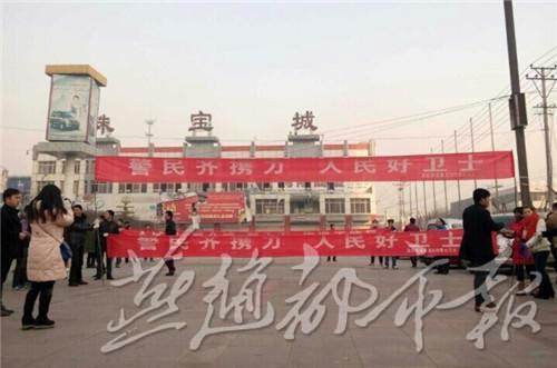 爱心市民在广场挂上致谢的条幅