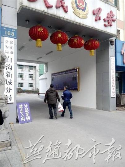 父亲高明存带着吃的去见女儿