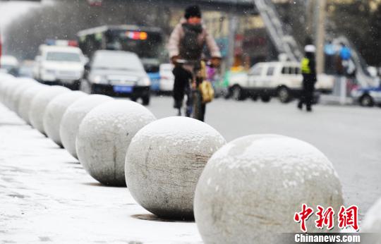 甘肃迎来新一轮降雪 兰州发布道路结冰黄色预