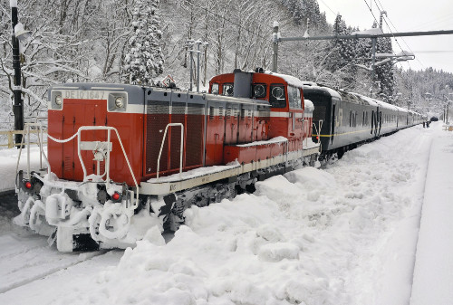 日本北海道遭遇大雪暴风天气 一列车被困12小