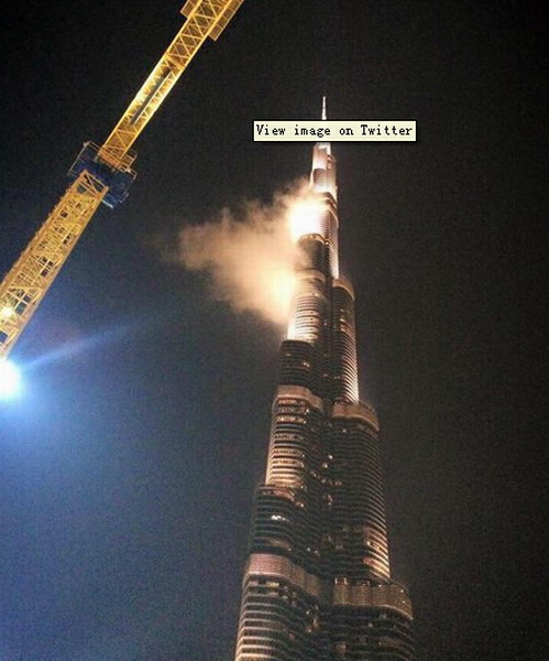 哈利法塔冒烟照惊现网络，引发火灾猜疑。（网页截图）