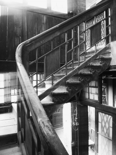 ▲▼门窗、楼梯用的是楠木。