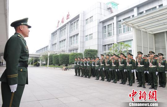 武警广东总队第二支队官兵在火车站举行执勤宣誓仪式 陆建东 摄
