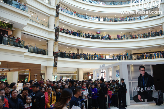 靖哥哥黄日华亮相石家庄 秀射雕武打动作|粉