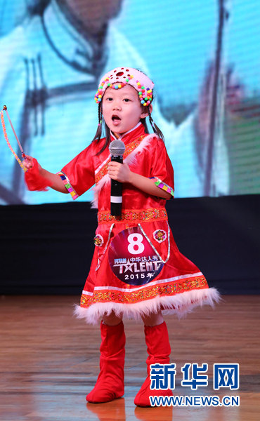 参赛选手中年龄最小的新朵小姑娘在演唱《凤凰飞》。新华网记者 安江 摄