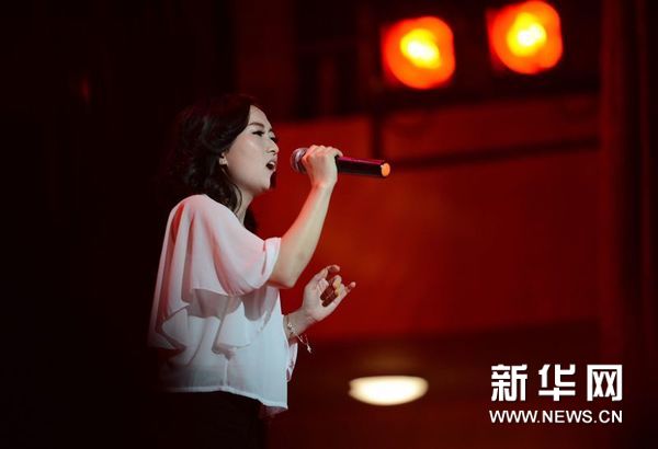 老挝组冠军西·亚托杜在演唱《存在》。新华社发（刘艾伦摄）