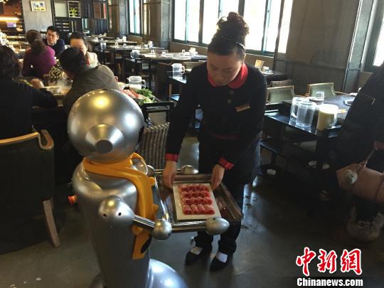 江苏一火锅店购机器人给顾客上菜 声音甜美