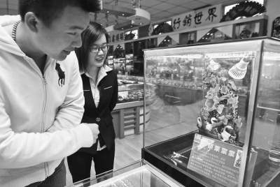 东孚玛瑙日益声名鹊起，吸引来了不少消费者。图为顾客正在店内选购精品玛瑙。　　　　　　　　　　　　　　　　　　　　　　　　　　本报记者　施辰静　摄