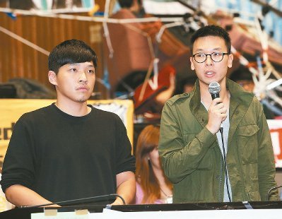 “太阳花学运”代表林飞帆（右）、陈为廷（左）等人因攻占“立法院”遭起诉。图片来源：台湾“联合新闻网”