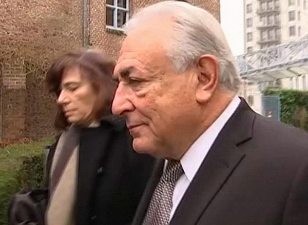 IMF前总裁卡恩受审 女权运动者半裸扒车抗议(