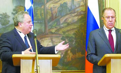 希腊外长克奇亚斯11日在莫斯科与俄外长拉夫罗夫(右)举行记者会。