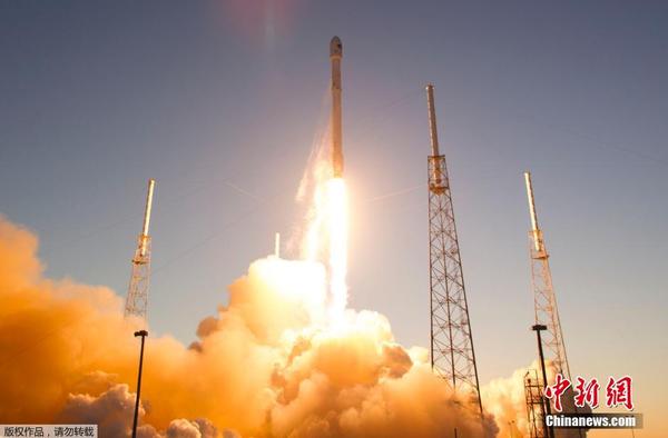 美国成功发射猎鹰9号火箭 搭载气候观测卫星