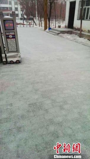 新疆玛纳斯县:相隔60公里 一边下雪一边下雨|气