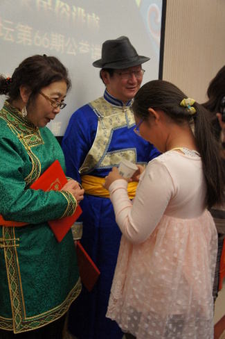 鄂伦春族的白兰与达斡尔族的毅松在现场与小朋友互动。