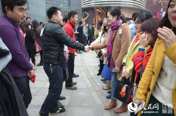 南昌:500名<em>单身</em>陌生<em>男女</em><em>约会</em> 牵手成功好几对