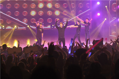 金钟国U Music演唱会情人节开唱 与粉丝拥抱|歌