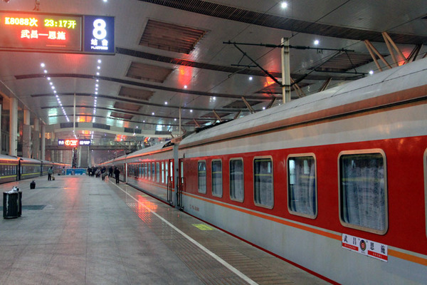 晚22点20分，武昌开往恩施的K8088次列车停靠在武昌车站8站台旁