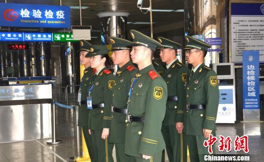 图为准备上岗的肇庆边防检查站端州铁路口岸官兵。　黄耀辉　摄