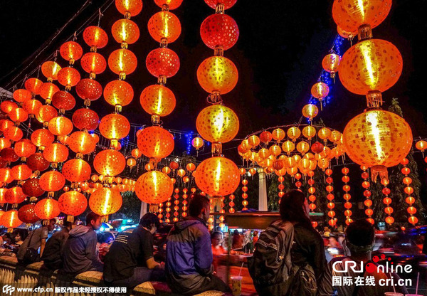 世界各地张灯结彩同庆中国传统春节(组图)