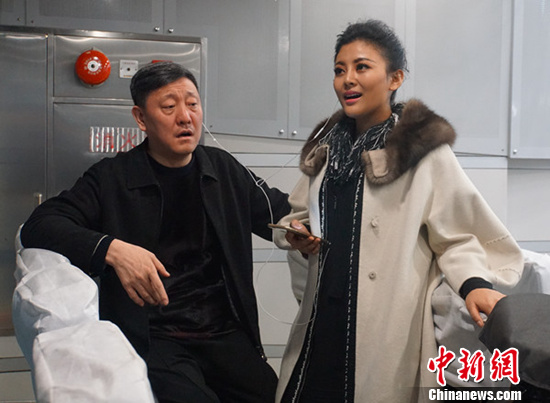 青年歌手阿鲁阿卓亮相央视春晚 联袂韩磊秀唱