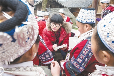 2月13日，余英到凯棠乡梅香村指导当地的绣娘刺绣新设计的图案。    本版图片/新京报记者 秦斌