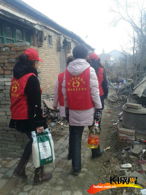 文安县农村志愿者春节期间慰问弱势群体