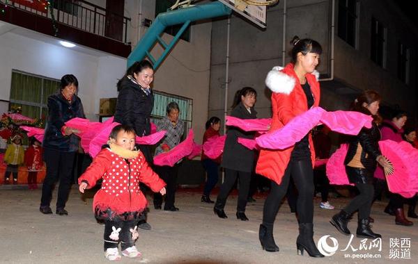 不少村民临时要求上台表演，一个一岁多的小姑娘也加入了“演出”。庞铭 摄