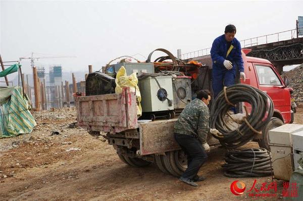 图为设备拉进工地开工