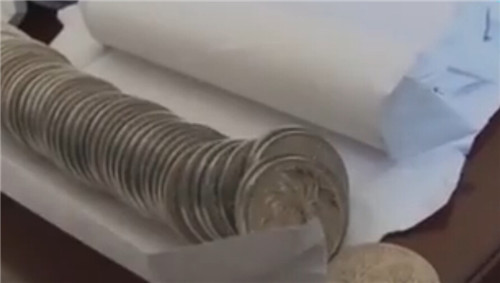 临沂三人合伙造假1元硬币。（视频截图）