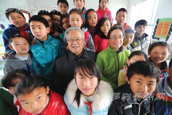 朱敏才、孙丽娜夫妇(中)与孩子们。