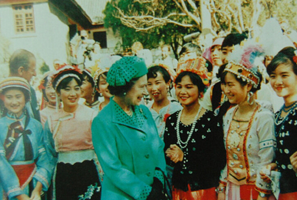 1986年，英国女王访问云南，和中国少数民族在一起。