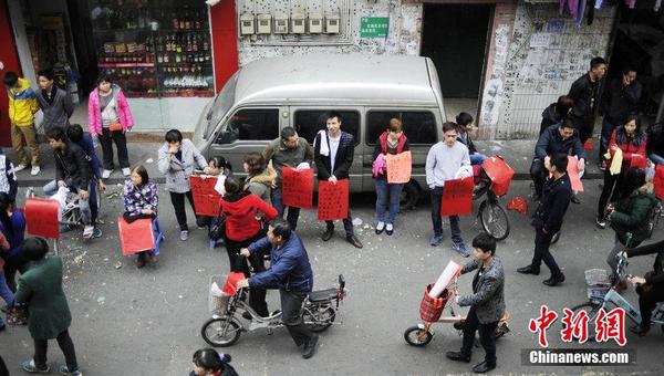 广州节后服装市场招工难 老板上街寻工人|广州