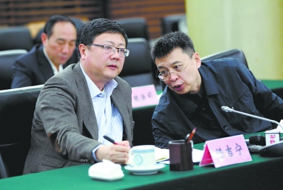 新任环保部部长陈吉宁(左)在环保部副部长潘岳陪同下与记者座谈。
