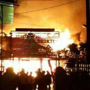 熊熊大火吞噬雅加达金德院。（图：印度尼西亚星洲日报）