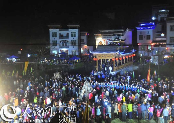 篝火晚会前村民们唱起了山歌