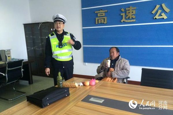 民警为老人准备水果和饮料