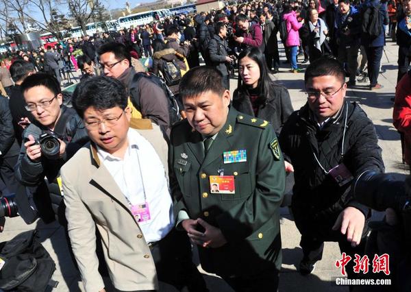 全国政协十二届三次会议开幕 毛新宇委员步入会场