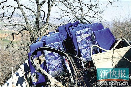 ■事故车辆车体已经散架,蓝色的坐椅直接露在外边。新华社发