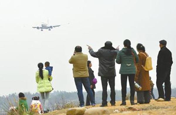 成都私家车车主机场跑道边上看飞机|飞机|主道_凤凰财经