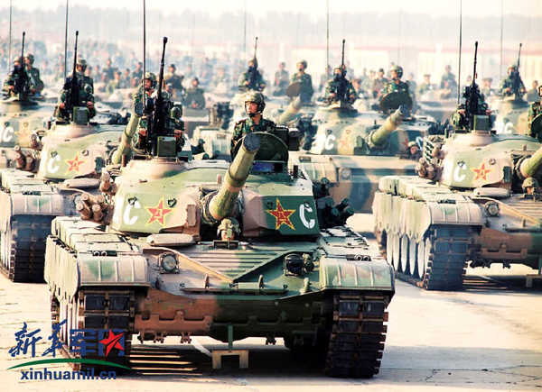 　　受阅的中国第三代主战坦克。