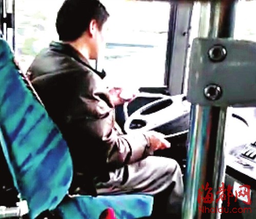 福州163路公交司机 开车玩手机