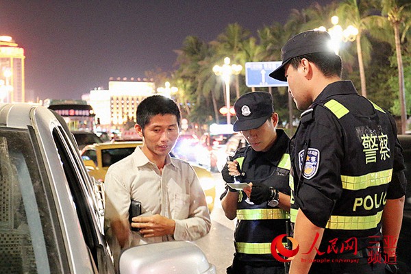 三亚特警在路面对车辆进行临检