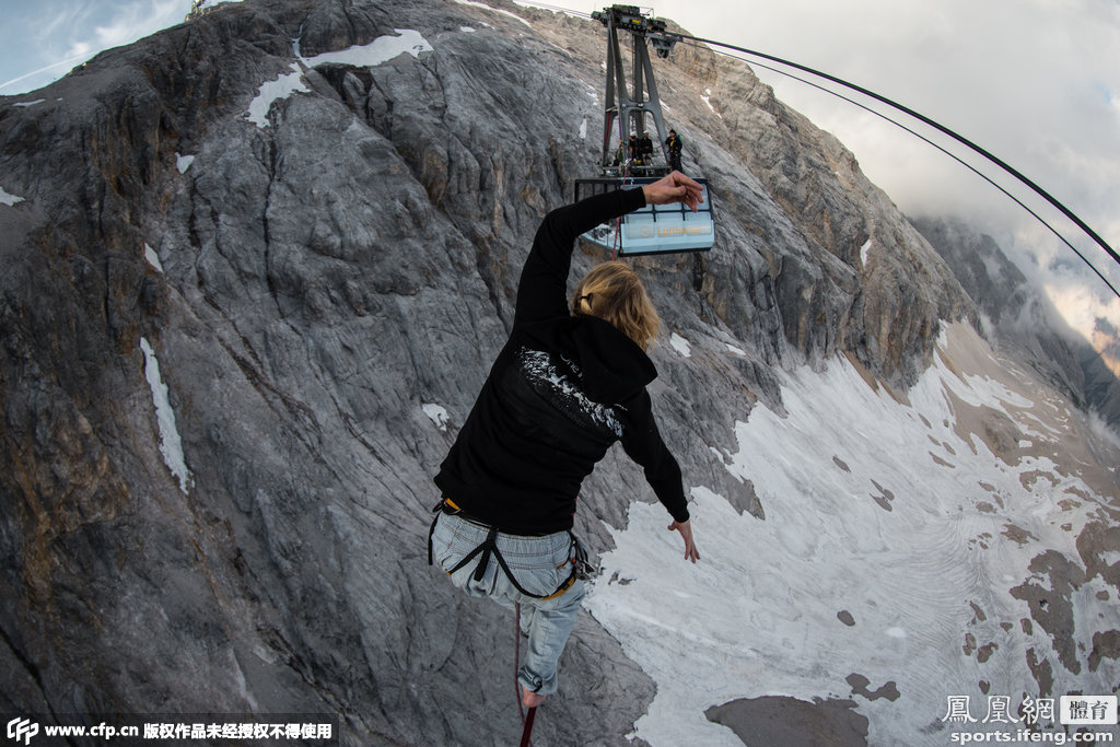 德国最高峰缆车间搭设高空绳索 两男子挑战摇