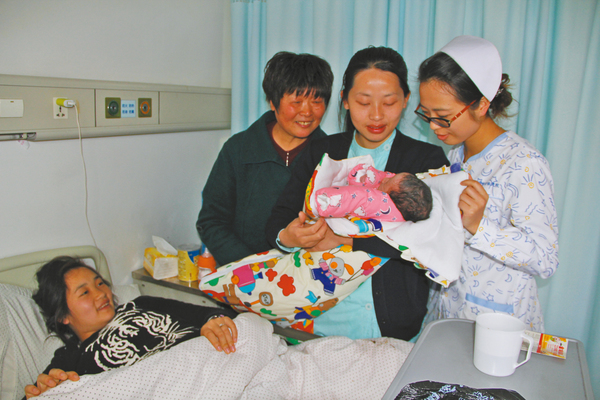 蒋双丽（右一）和张晓微（右二）到病房看望母子俩