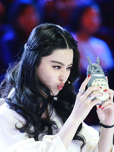 范冰冰嘟嘴卖萌与李晨呼应 童心爆棚变少女